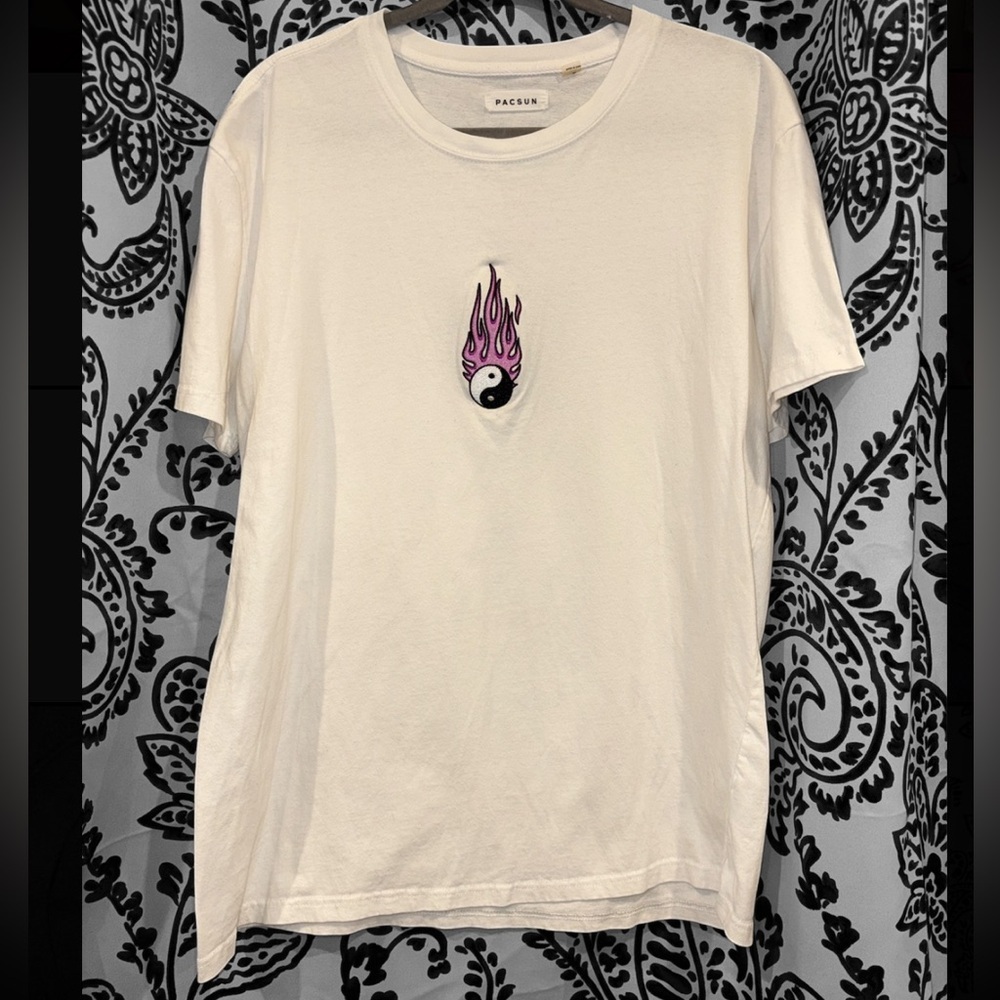 PacSun White Grapic T-Shirt Large